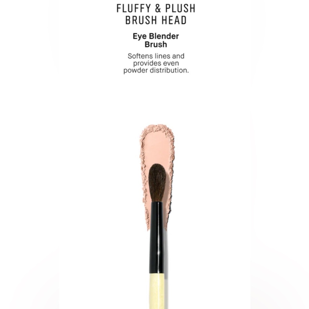NEW Bobbi Brown EYE BLENDER BRUSH
Fluffy brush for softening edges